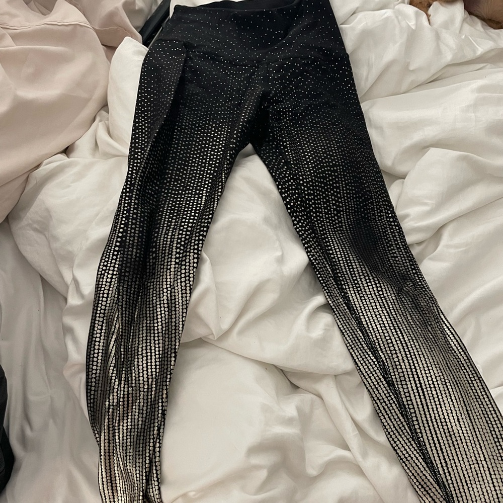Beyond yoga black gold ombré dot leggings XS